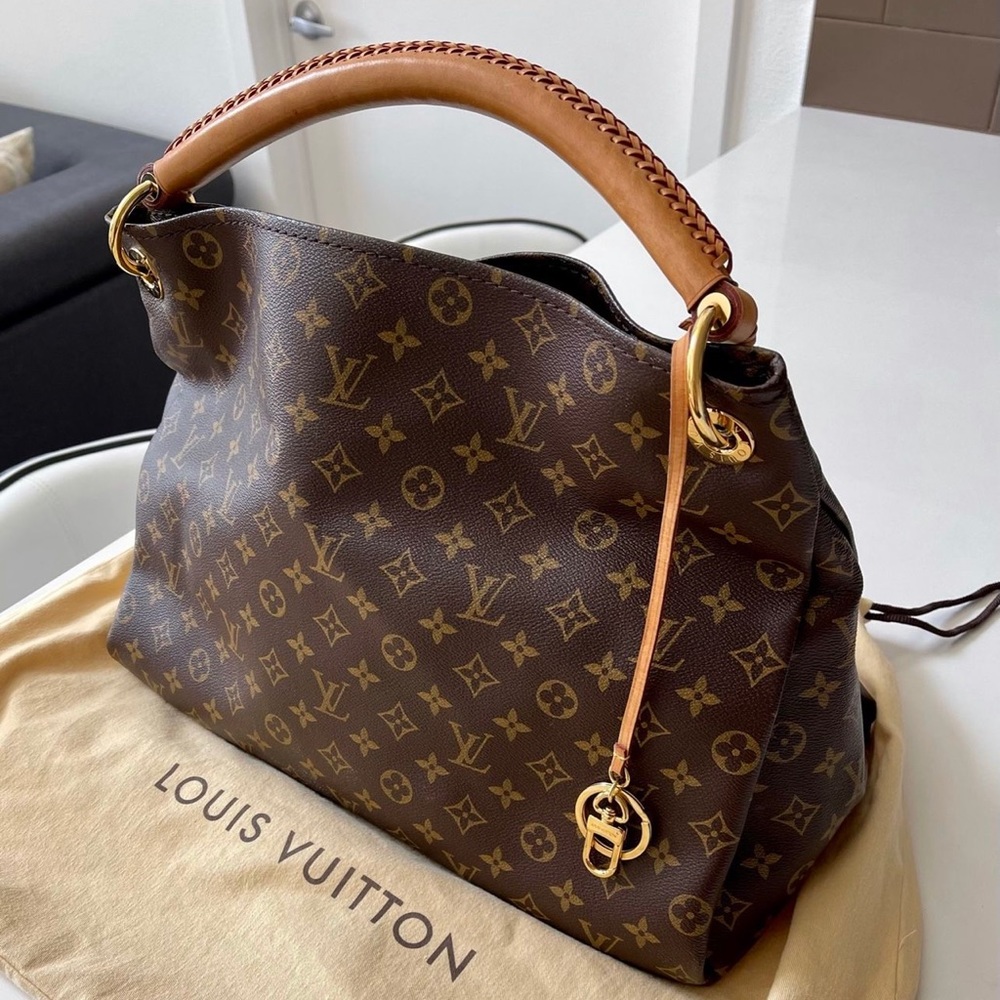 Louis Vuitton Artsy MM Monogram Handbag